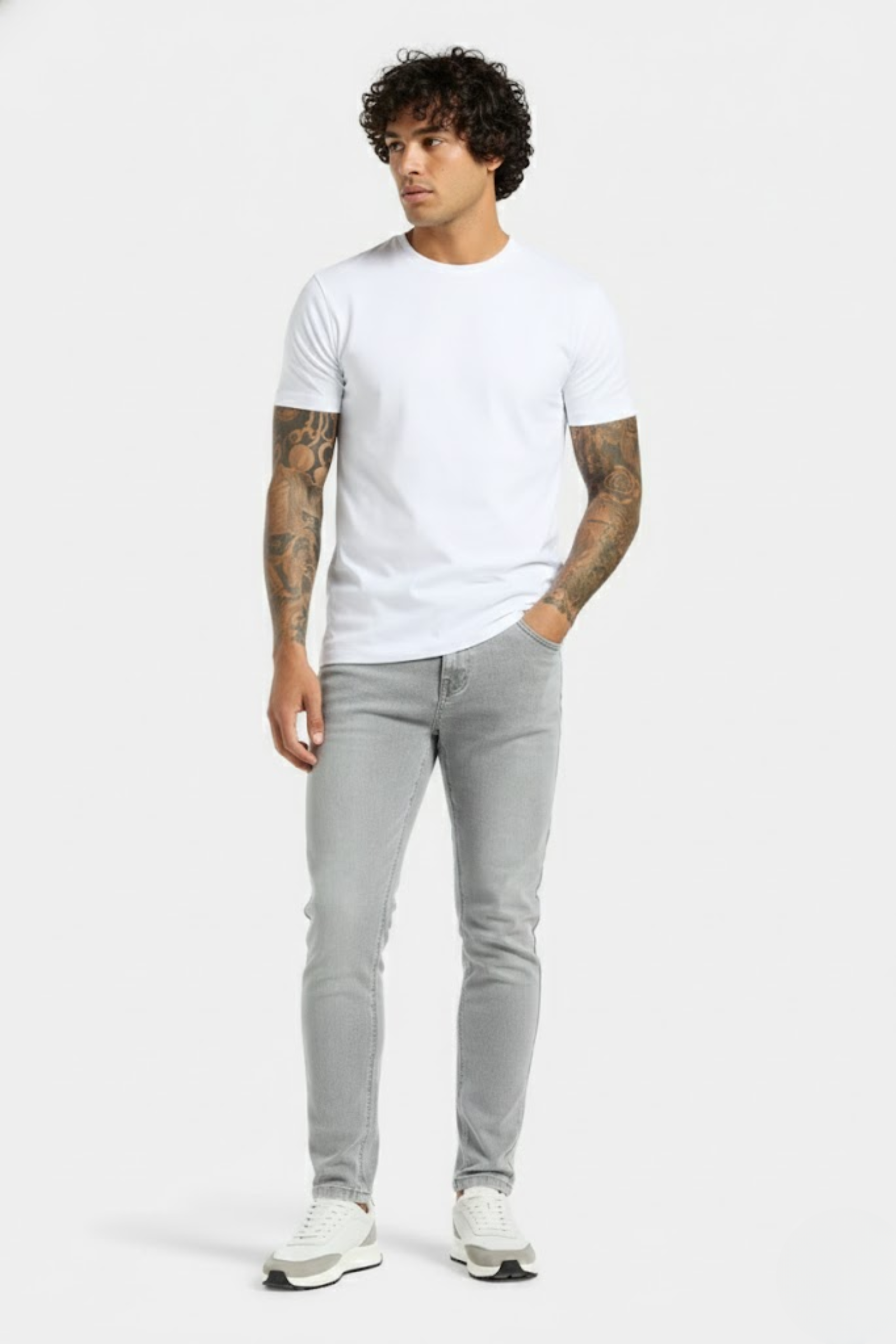 THE ESSENTIAL SLIM JEANS