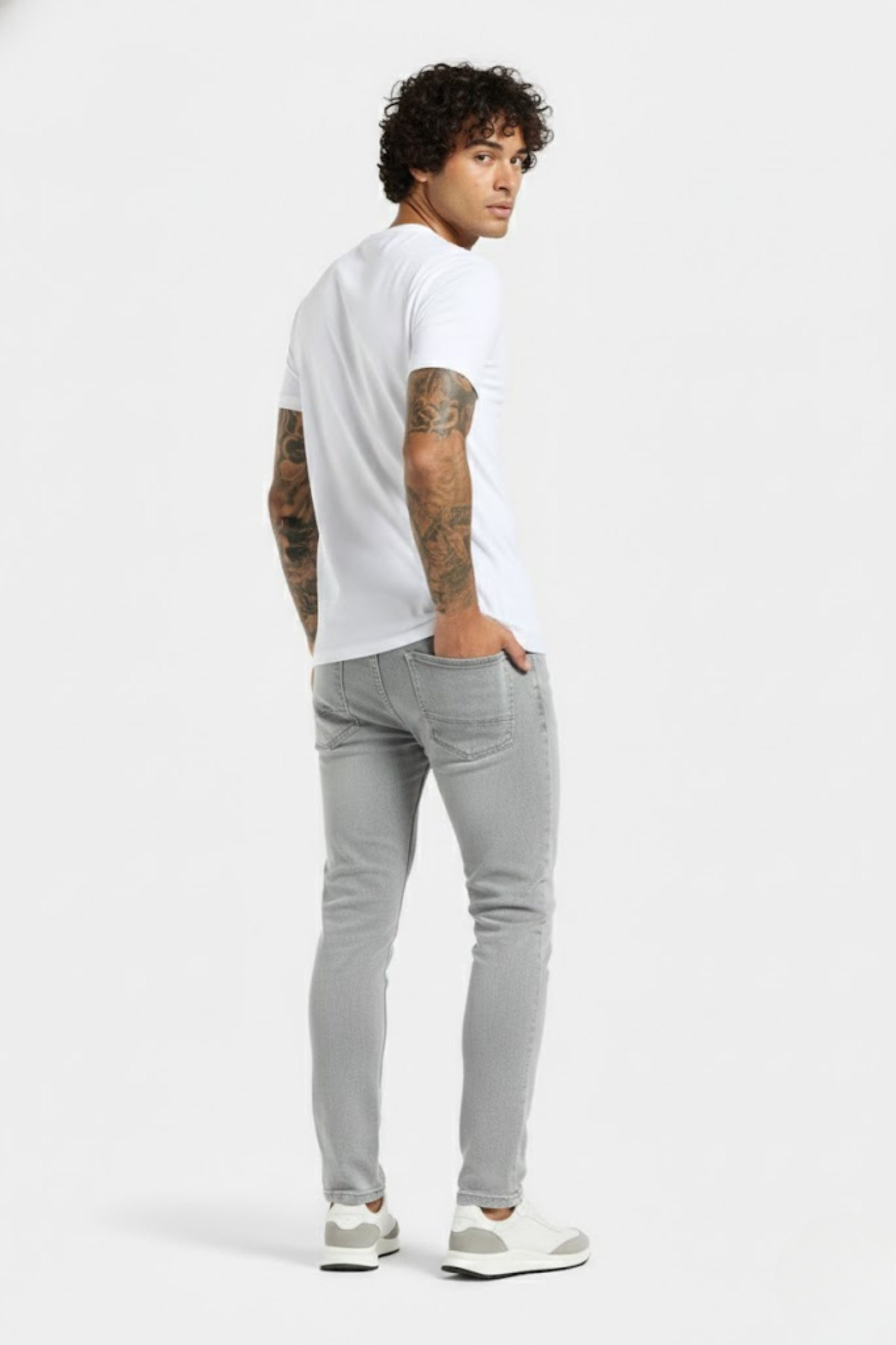 THE ESSENTIAL SLIM JEANS