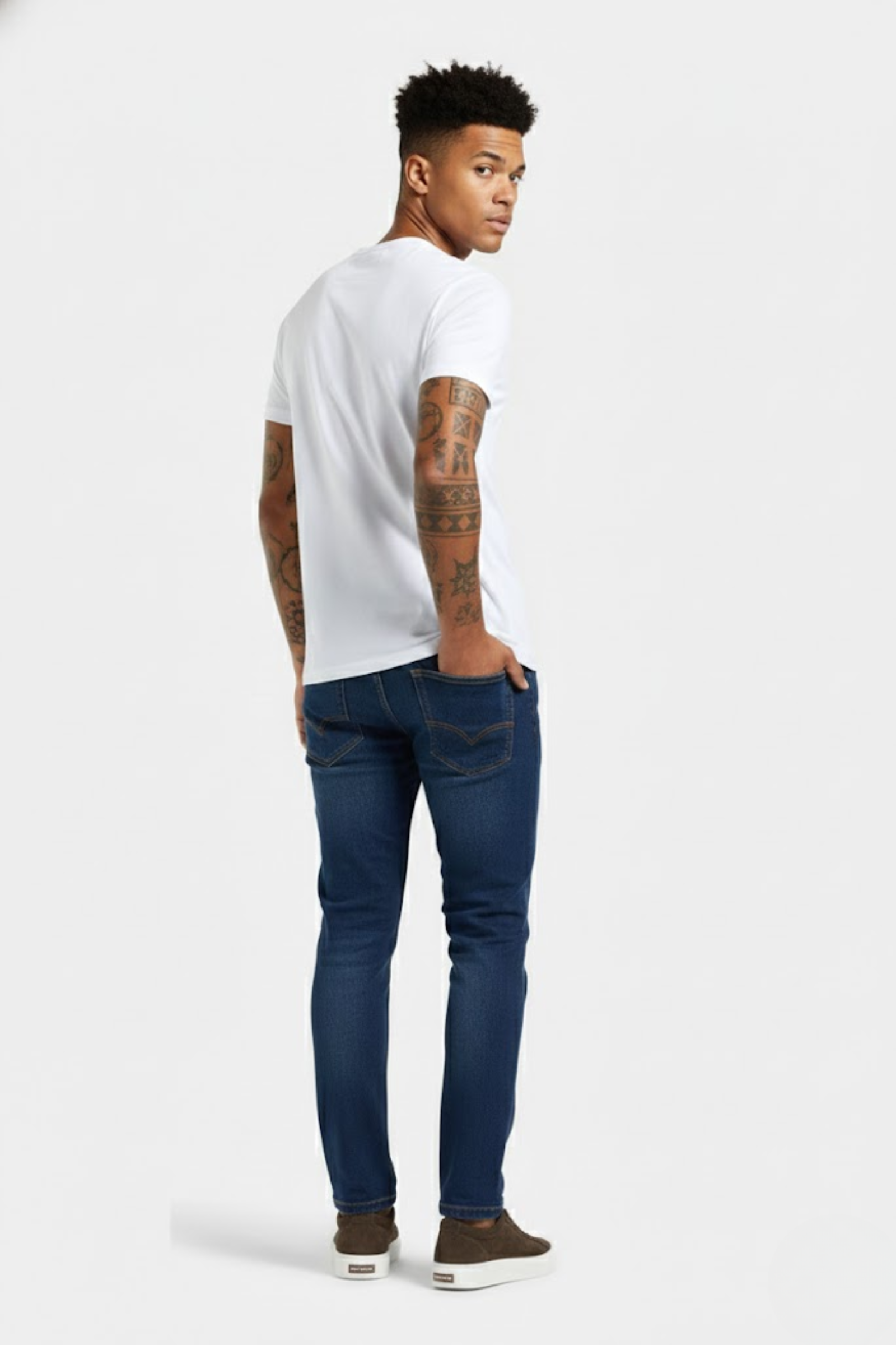 THE ESSENTIAL SLIM JEANS