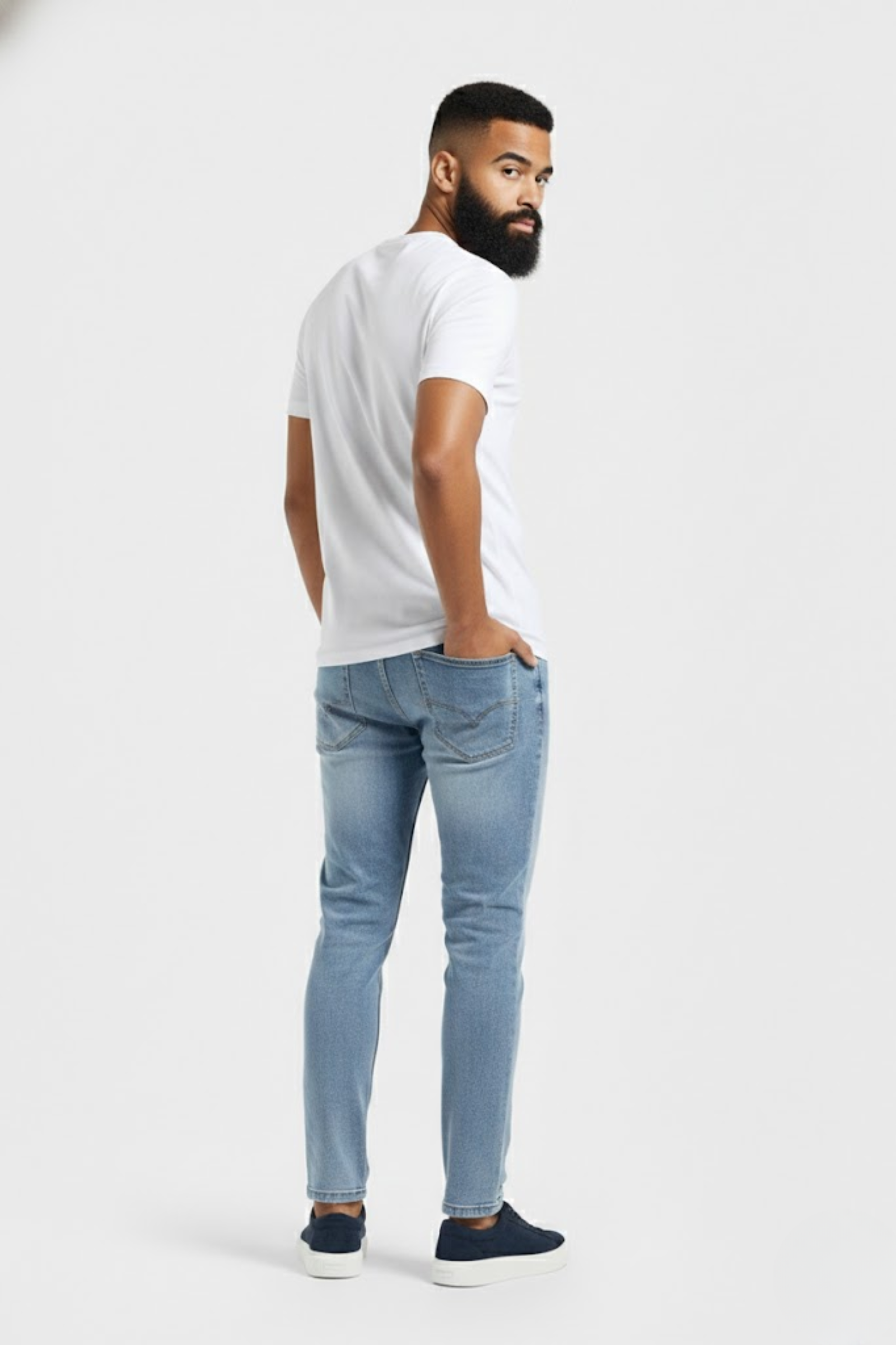 THE ESSENTIAL SLIM JEANS